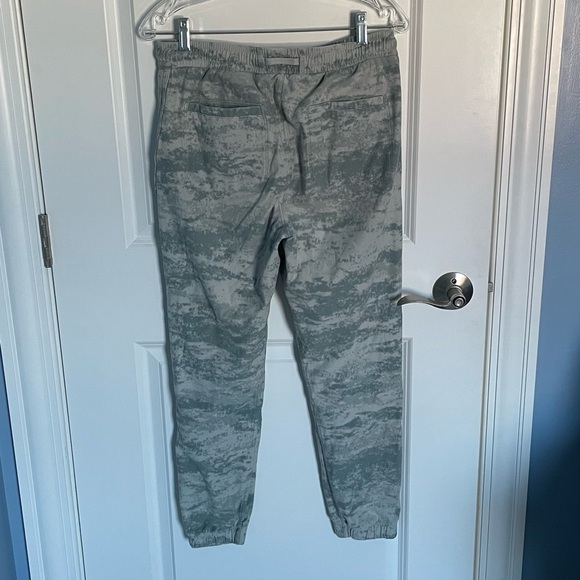 Athleta Farallon Fog Camo-Print Jogger Pants 35309 - Picture 6 of 13
